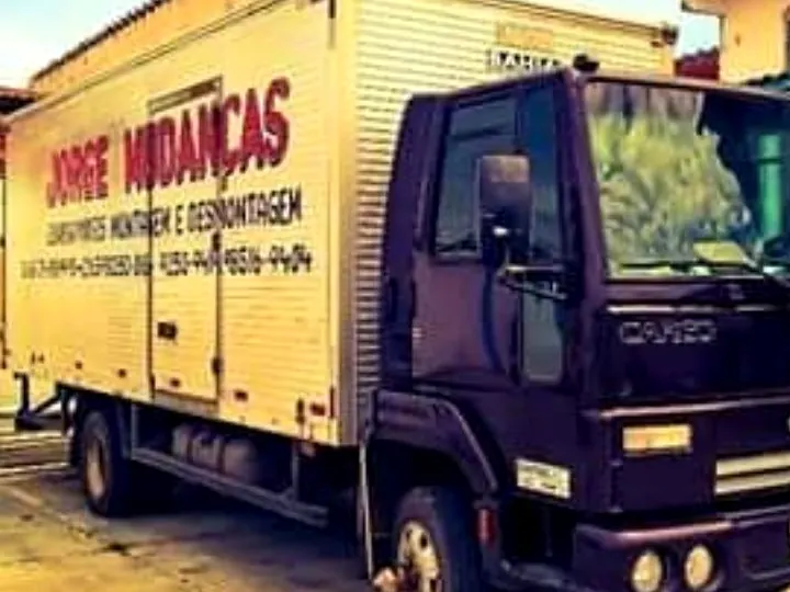 Caminhão baú antigo pintado com o nome Jorge Mudanças