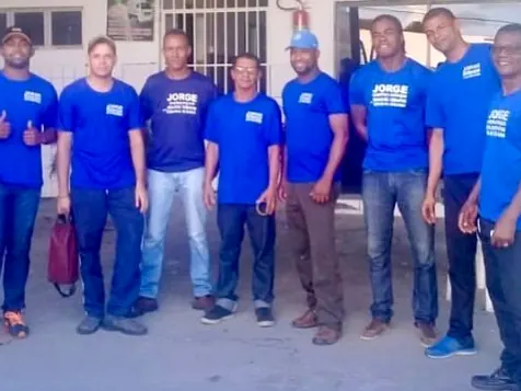 Equipe da Stella Maris Mudanças reunida, todos de farda azul