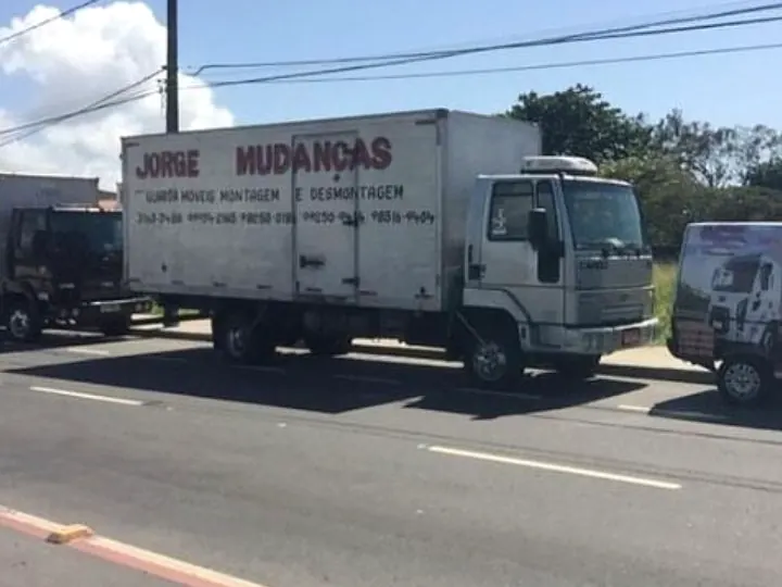 Caminhão baú da empresa na pista