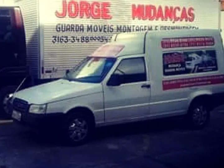 Utilitário e caminhão baú da empresa estacionados