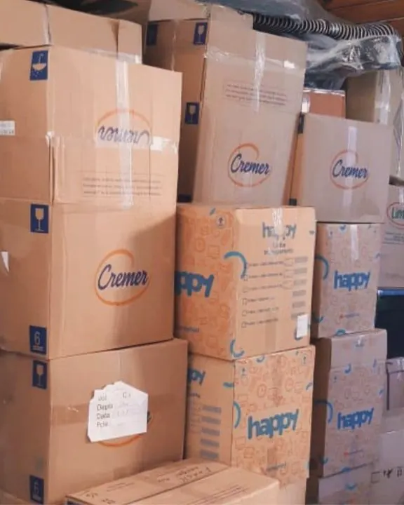 Pilha de caixas de papelão prontas para o transporte