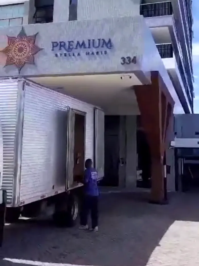 Caminhão baú na entrada de um prédio em Stella Maris